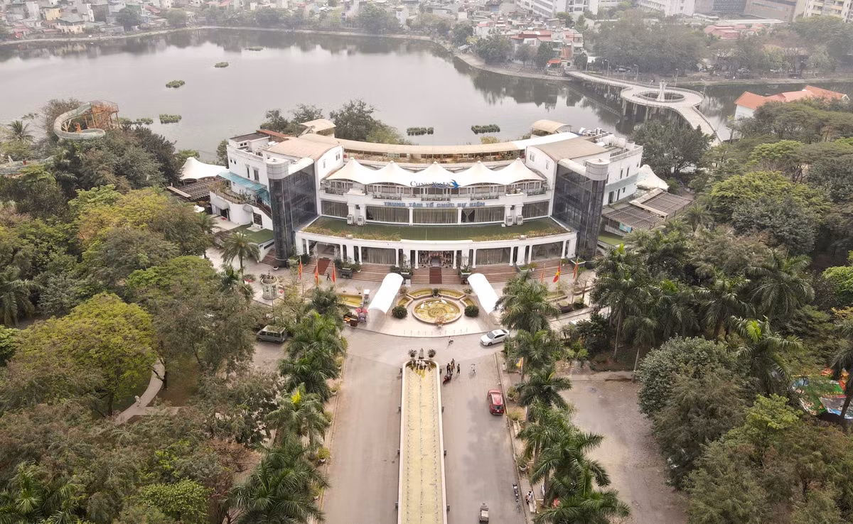 Dự án công viên Tuổi trẻ Thủ đô, phường Thanh Nhàn, quận Hai Bà Trưng, được UBND TP Hà Nội phê duyệt quy hoạch từ năm 2000, quy mô 26,4 ha, tổng đầu tư hơn 280 tỷ đồng. Theo Sở Xây dựng Hà Nội, hiện tại công viên có 14 hạng mục công trình sai quy hoạch, sai giấy phép xây dựng như nhà hàng Queen Bee; khu nhà văn phòng; 2 sân tennis ngoài trời. Tất cả hạng mục vi phạm đều phát sinh trước năm 2013.