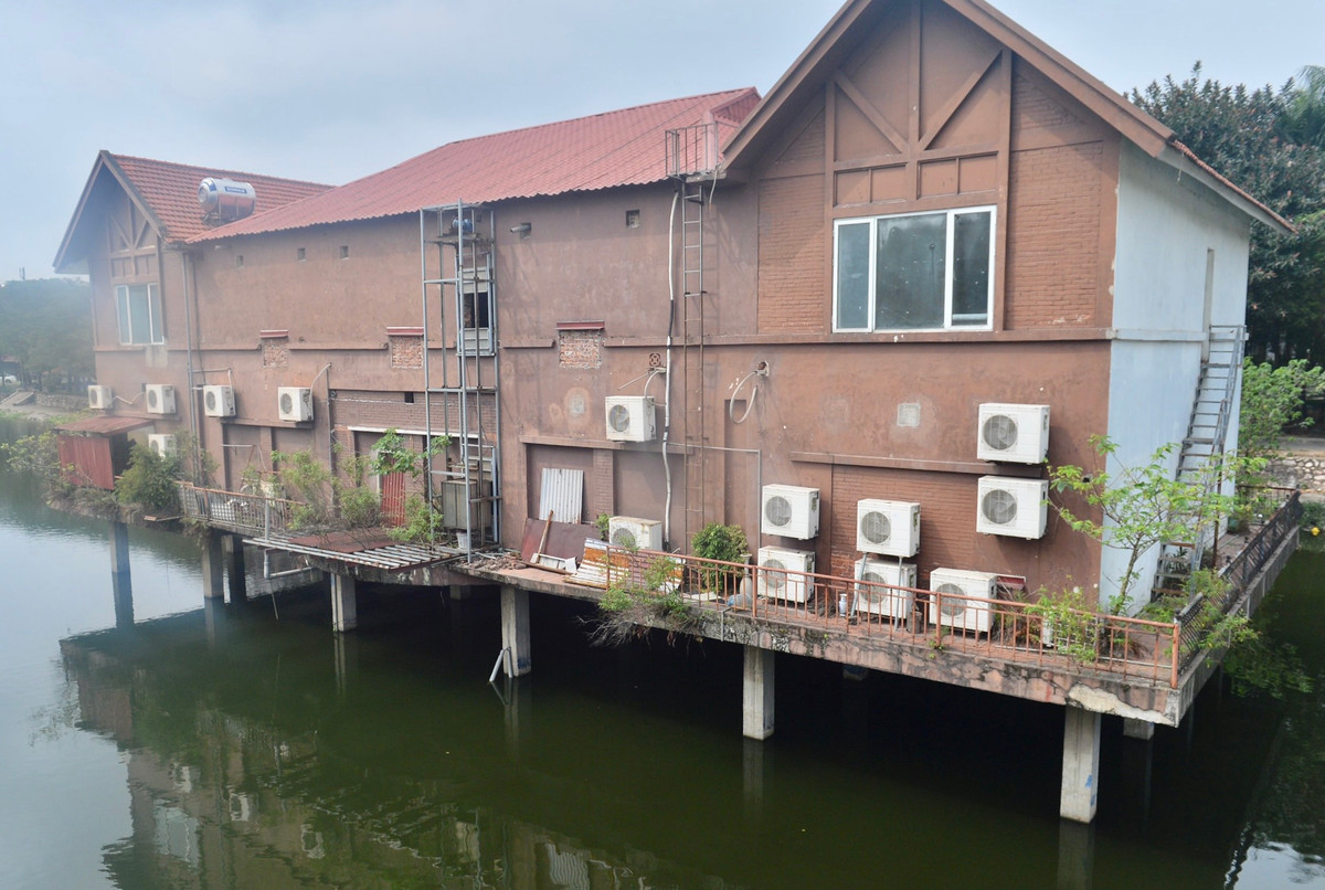 Khu nhà nổi được xây dựng kiên cố, lấn chiếm mặt hồ Thanh Nhàn. Hiện khu nhà xây sai phép này đã đóng cửa.