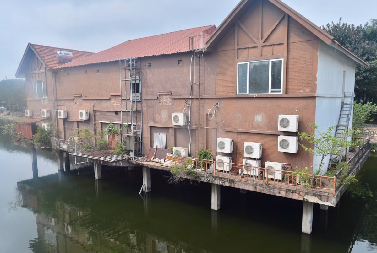 Khu nhà nổi được xây dựng kiên cố, lấn chiếm mặt hồ Thanh Nhàn. Hiện khu nhà xây sai phép này đã đóng cửa.