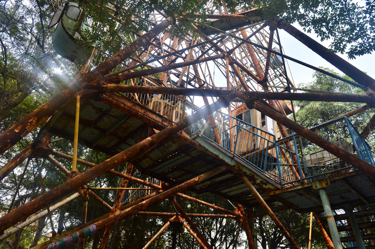 Hiện khối sắt hoen gỉ, trụ và ca bin mục ruỗng, có nguy cơ đổ sập.