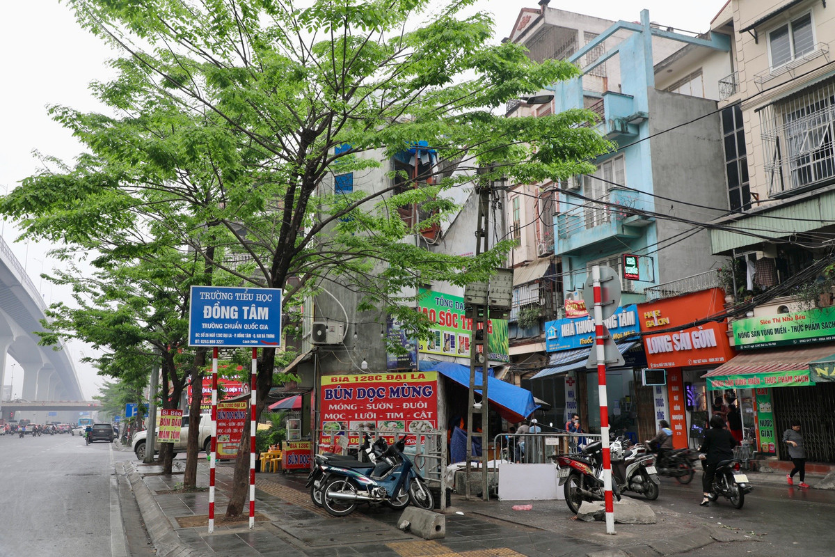 Theo ghi nhận của PV, dọc các tuyến phố trên địa bàn các quận Hai Bà Trưng, Cầu Giấy, Bắc Từ Liêm, Hoàng Mai… vẫn tồn tại nhiều ngôi nhà siêu mỏng, siêu méo.