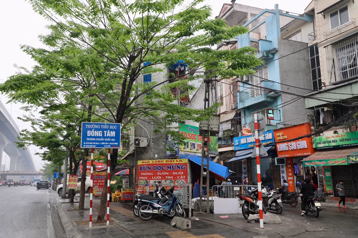 Theo ghi nhận của PV, dọc các tuyến phố trên địa bàn các quận Hai Bà Trưng, Cầu Giấy, Bắc Từ Liêm, Hoàng Mai… vẫn tồn tại nhiều ngôi nhà siêu mỏng, siêu méo.