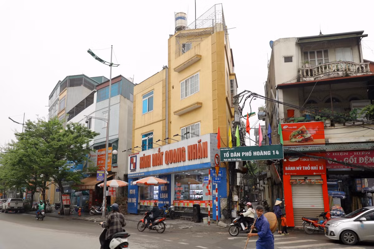 Căn nhà số 566 Trần Cung, đoạn ngã 4 Cổ Nhuế - Phạm Văn Đồng (quận Bắc Từ Liêm) với hình dạng méo mó, được xây kiên cố 4 tầng, vẫn đang được cho thuê kinh doanh kính mắt.