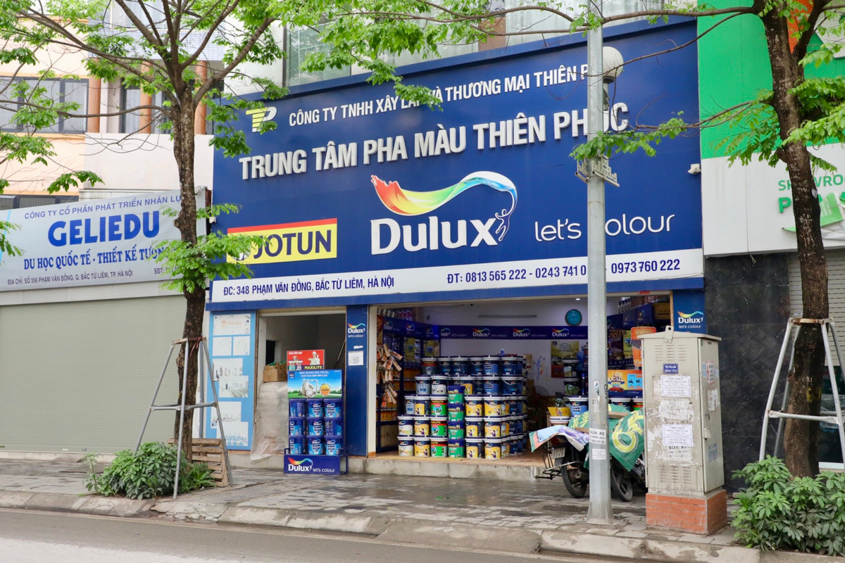 Nhà siêu mỏng, siêu méo đã xuất hiện và tồn tại ở Hà Nội từ nhiều năm nay. Mặc dù phần lớn đã được chính quyền xử lý, tuy nhiên vẫn chưa dứt điểm được mà còn tiếp tục xuất hiện trên nhiều tuyến đường với các hình thù kỳ dị khác.