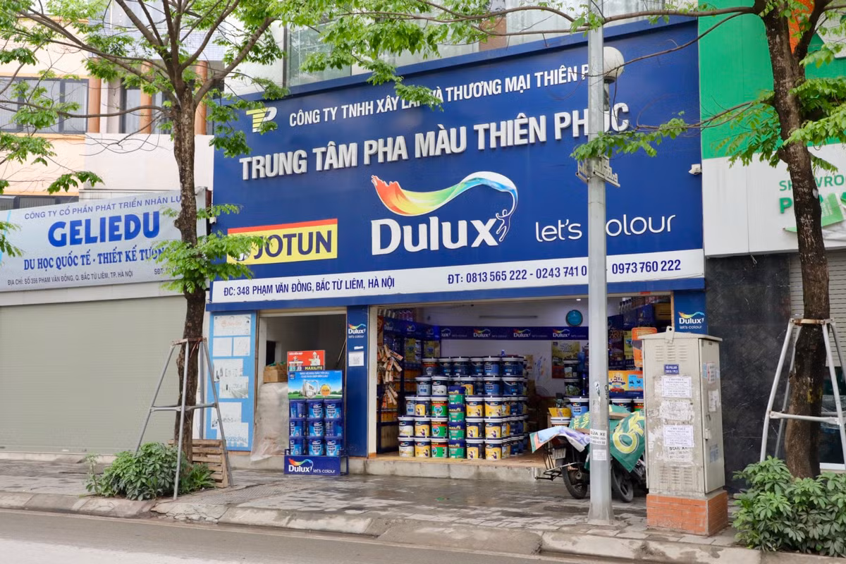 Nhà siêu mỏng, siêu méo đã xuất hiện và tồn tại ở Hà Nội từ nhiều năm nay. Mặc dù phần lớn đã được chính quyền xử lý, tuy nhiên vẫn chưa dứt điểm được mà còn tiếp tục xuất hiện trên nhiều tuyến đường với các hình thù kỳ dị khác.