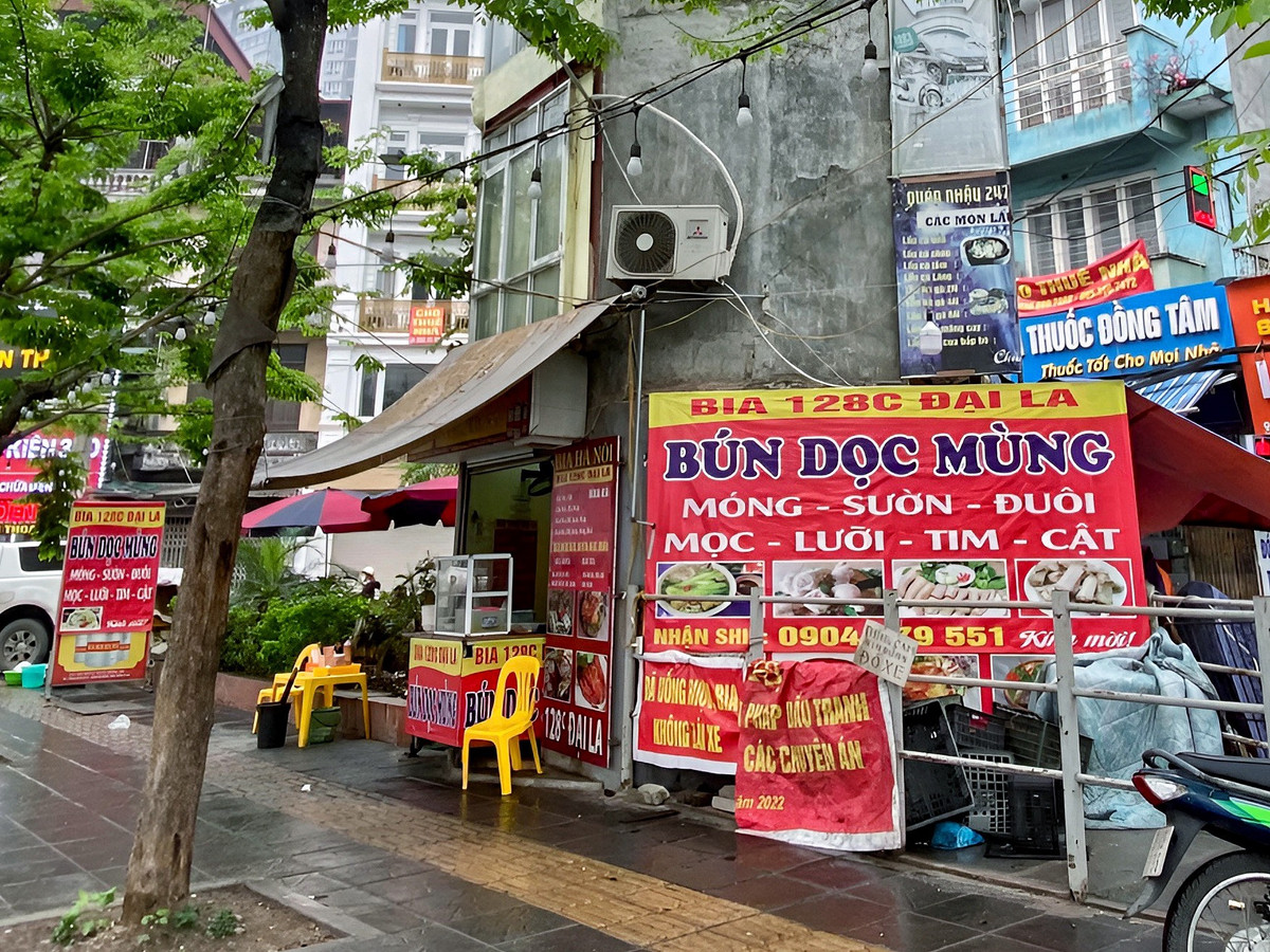 Ngôi nhà tại số nhà 128C Đại La (quận Hai Bà Trưng) đã tồn tại lâu nay với hình tam giác nhọn, được chủ hộ dán các loại phông bạt nhằm che đậy hình ảnh kỳ lạ của ngôi nhà.