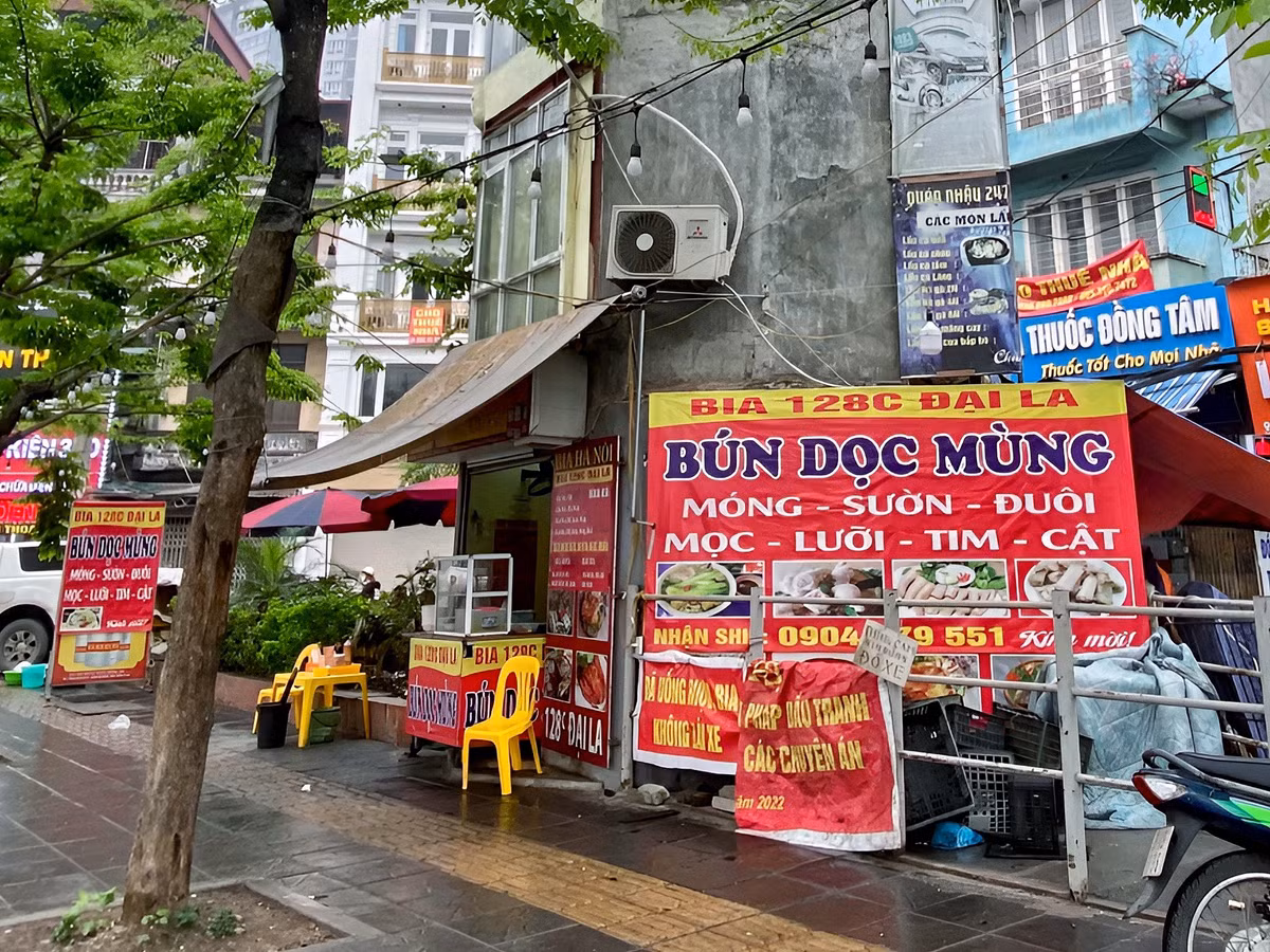 Ngôi nhà tại số nhà 128C Đại La (quận Hai Bà Trưng) đã tồn tại lâu nay với hình tam giác nhọn, được chủ hộ dán các loại phông bạt nhằm che đậy hình ảnh kỳ lạ của ngôi nhà.