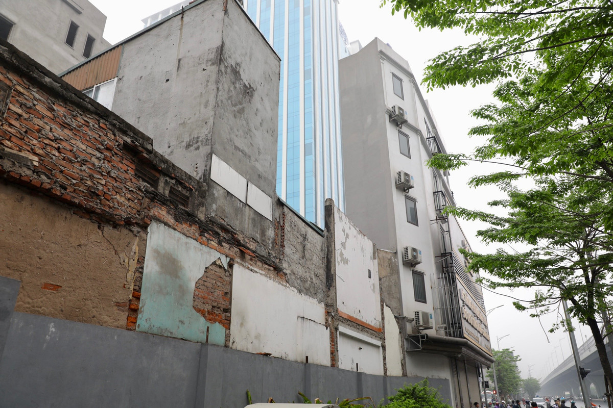 Vi phạm quy định xây dựng, thiết kế không đủ tiêu chuẩn, tuy nhiên căn nhà siêu mỏng này hiện vẫn tồn tại.