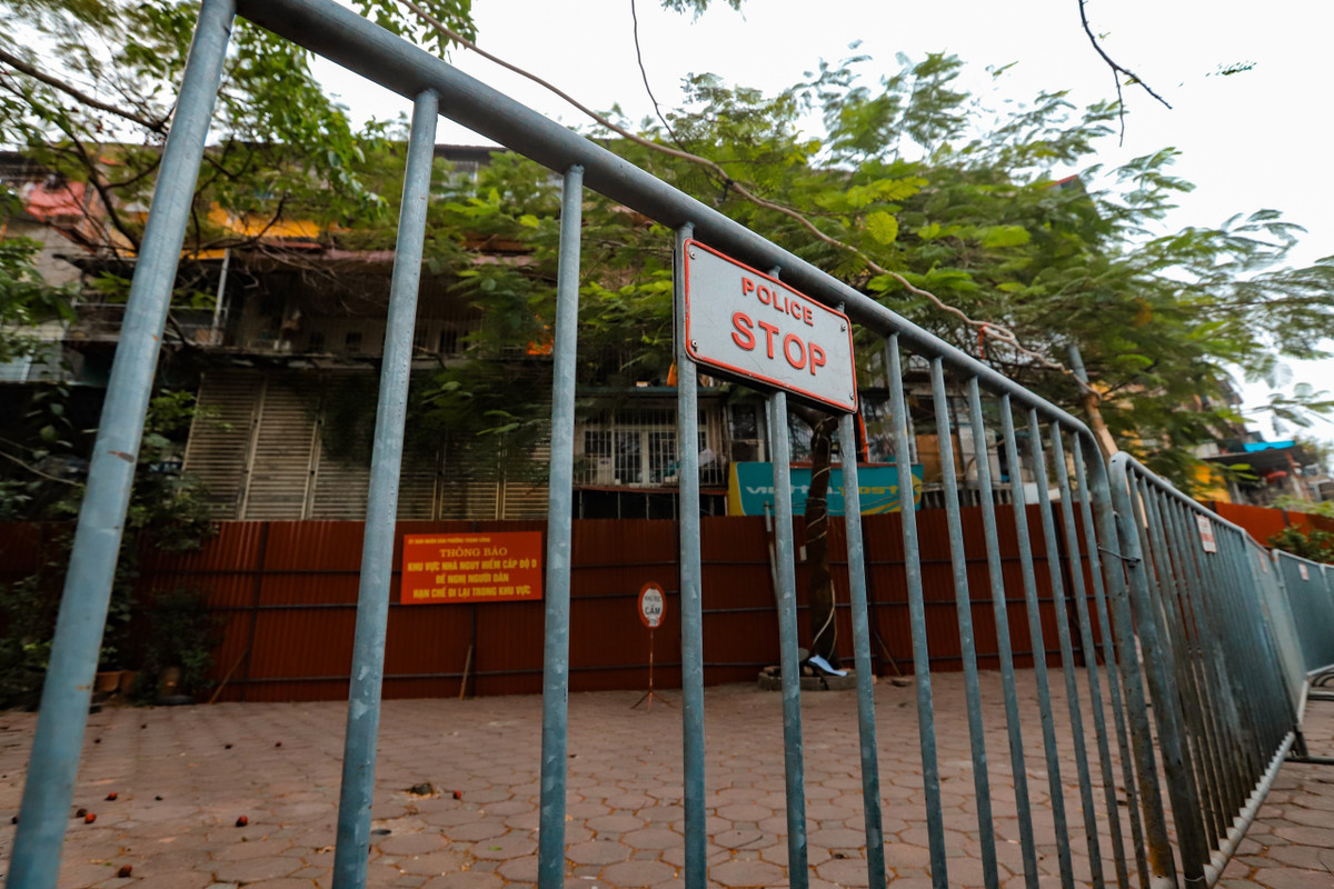 Theo Sở Xây dựng Hà Nội, thành phố có khoảng 1.600 nhà chung cư cũ, được xây dựng từ 1960 đến 1992, quy mô 2-5 tầng, kết cấu tường gạch, bê tông lắp ghép và nằm tập trung ở 4 quận: Ba Đình, Đống Đa, Hoàn Kiếm và Hai Bà Trưng.