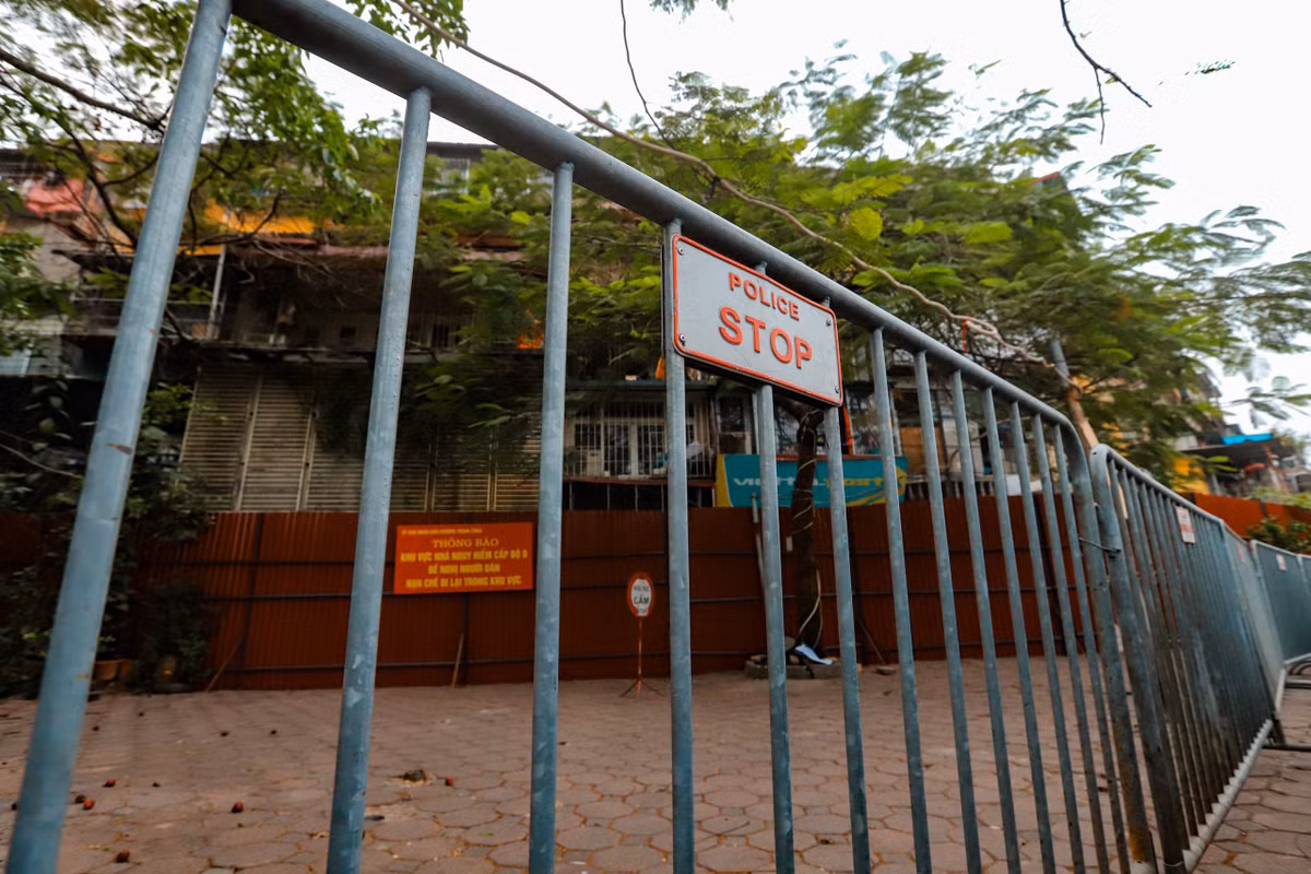 Theo Sở Xây dựng Hà Nội, thành phố có khoảng 1.600 nhà chung cư cũ, được xây dựng từ 1960 đến 1992, quy mô 2-5 tầng, kết cấu tường gạch, bê tông lắp ghép và nằm tập trung ở 4 quận: Ba Đình, Đống Đa, Hoàn Kiếm và Hai Bà Trưng.