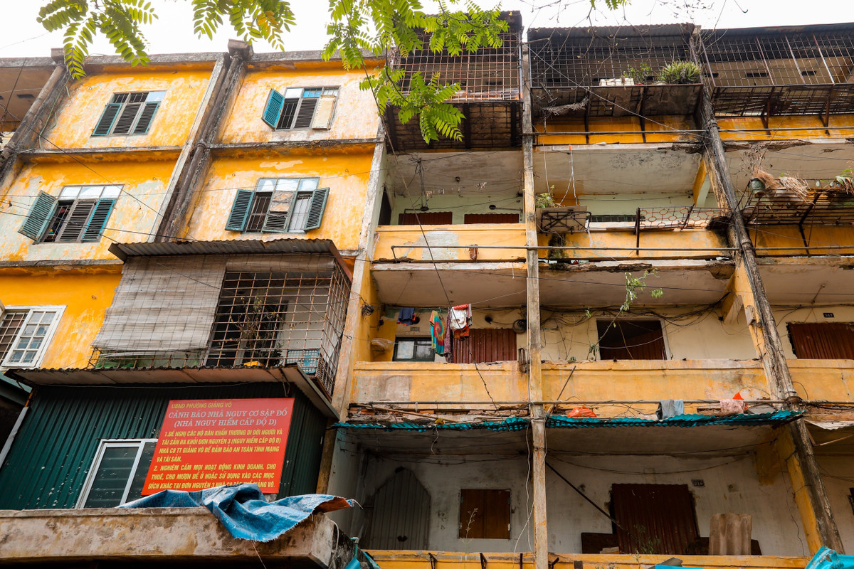 Tại khu tập thể C8 Giảng Võ (Ba Đình, Hà Nội) đa số hộ dân ở đây đã di dời về nhà tạm cư để đảm bảo an toàn.