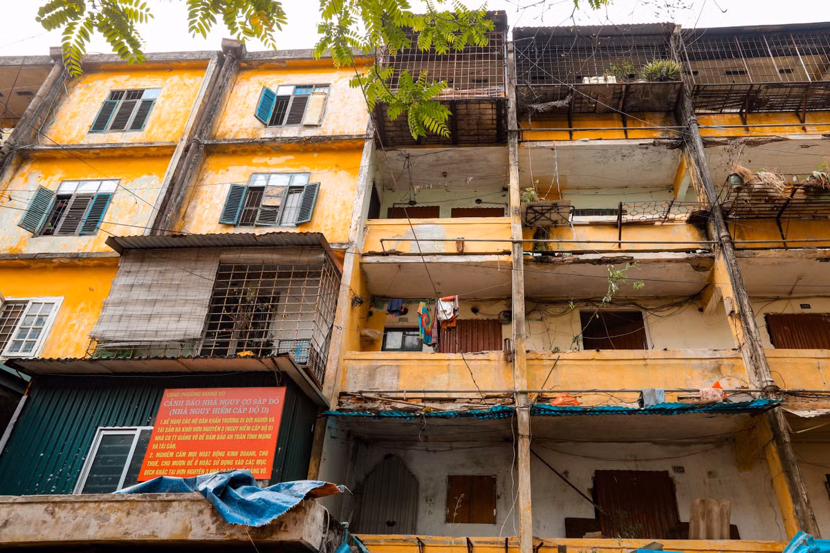 Tại khu tập thể C8 Giảng Võ (Ba Đình, Hà Nội) đa số hộ dân ở đây đã di dời về nhà tạm cư để đảm bảo an toàn.