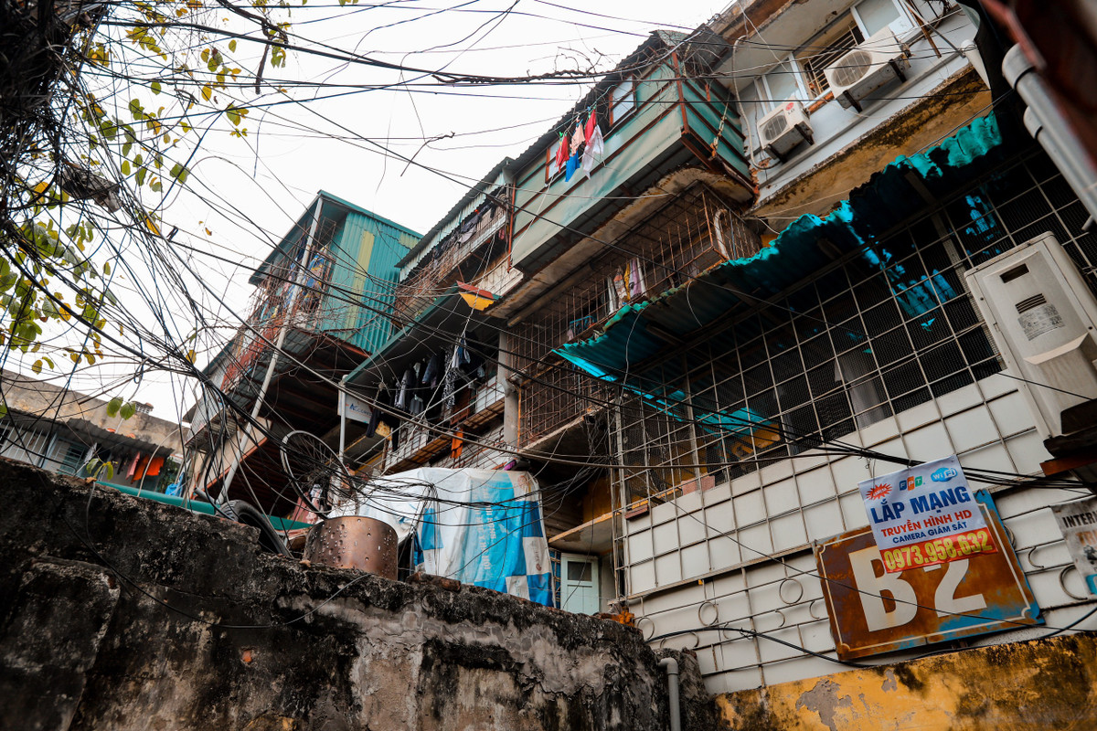 Theo Ban Chỉ đạo cải tạo, xây dựng lại nhà chung cư cũ trên địa bàn TP Hà Nội, có 4 khu có nhà nguy hiểm cấp D: Giảng Võ, Thành Công, Ngọc Khánh, khu tập thể Bộ Tư pháp phải di dời các hộ dân, hoàn thành chậm nhất trong quý 1/2023. Đồng thời, khảo sát hiện trạng, kiểm định, lập quy hoạch, hoàn thành chậm nhất trong quý 2/2023; tổ chức lựa chọn chủ đầu tư dự án trong quý 3/2023.