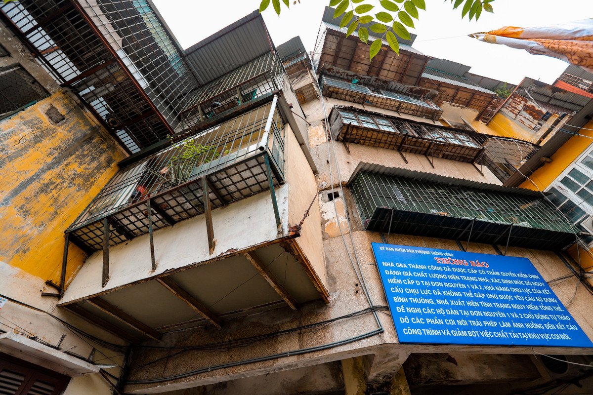 Các căn hộ tại đây bị cơi nới chằng chịt, "chuồng cọp" chất chồng lên nhau, tiềm ẩn nhiều rủi ro liên quan đến cháy nổ.