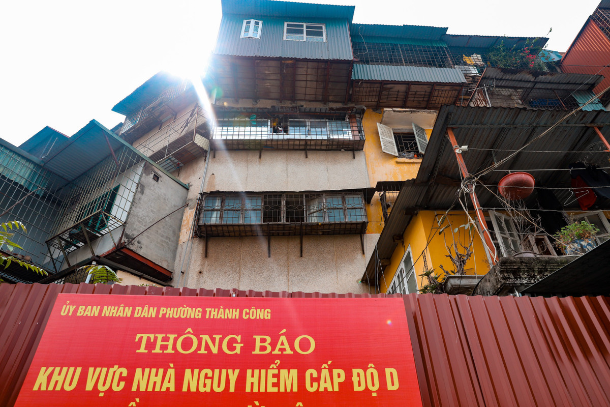 Biển cảnh báo nhà nguy hiểm cấp độ D đã được treo quanh khu tập thể Thành Công, khuyến cáo người dân hạn chế di chuyển qua khu vực này.