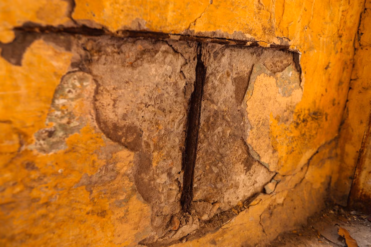 Phía trong khu tập thể, những mảng tường nứt vỡ, lộ rõ sắt thép, tiềm ẩn nguy đổ sập bất cứ lúc nào.