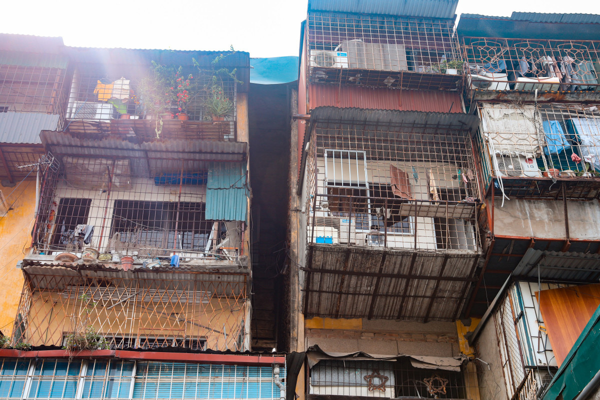 Đặc biệt, tại toà G6A vẫn còn nhiều hộ dân cố "bám trụ" tại đây dù đã có kế hoạch di dời từ 2016. Tại điểm tiếp giáp giữa hai tòa đơn nguyên 1 và đơn nguyên 2 tòa G6A đã xuất hiện vết tách rời, nghiêng về 2 phía, phải sử dụng nhiều móc sắt để chống đỡ, có nguy cơ sụp đổ cao.