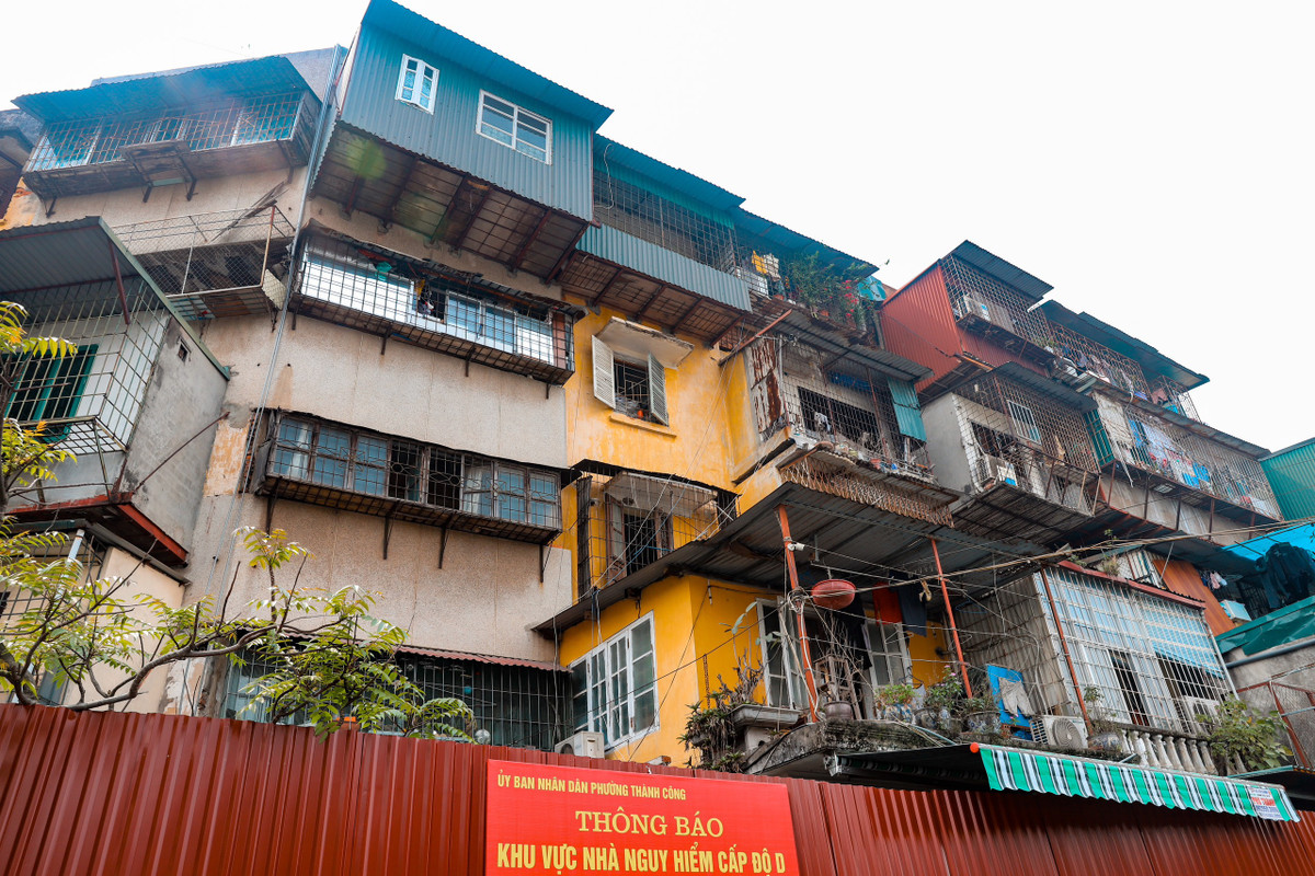 Khu tập thể Thành Công (Ba Đình, Hà Nội) được đánh giá mức độ nguy hiểm cao nhất, có thể sập bất cứ lúc nào, phải phá dỡ để xây lại. Tuy nhiên, nhiều hộ dân vẫn bám trụ, chưa chuyển đến nơi ở mới.