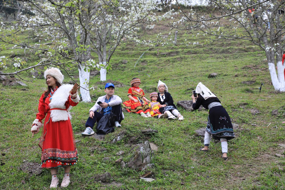 Ngoài ra, du khách cũng được thuê trang phục dân tộc để chụp ảnh.