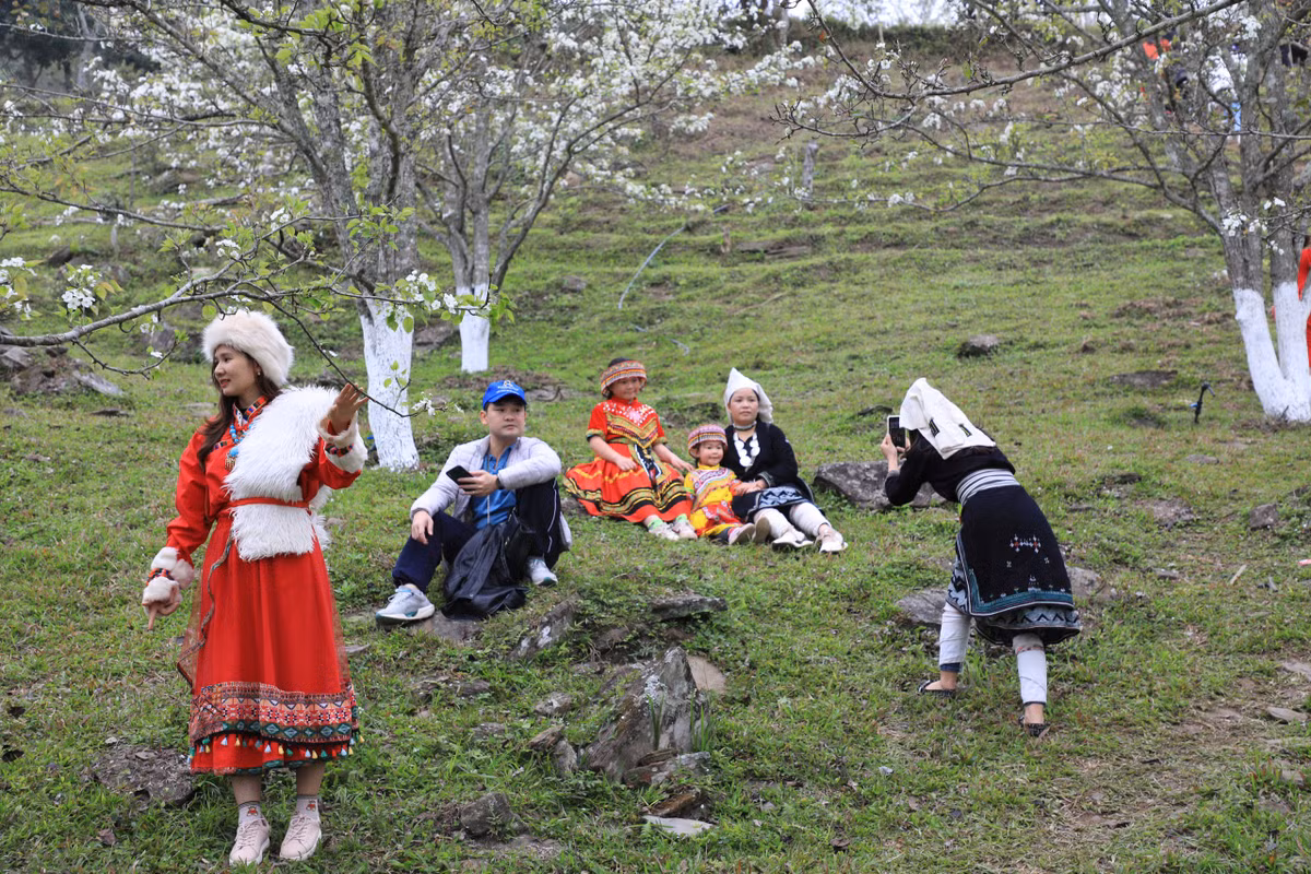 Ngoài ra, du khách cũng được thuê trang phục dân tộc để chụp ảnh.