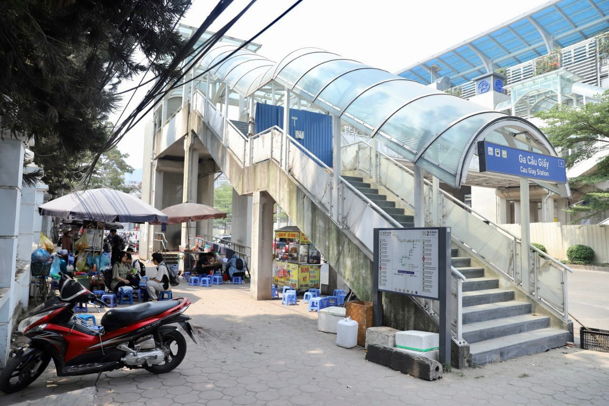 Những hình ảnh nhếch nhác trên tuyến đường sắt Nhổn - Ga Hà Nội - Hình 5 Nhung hinh anh nhech nhac tren tuyen duong sat Nhon - Ga Ha Noi-Hinh-5