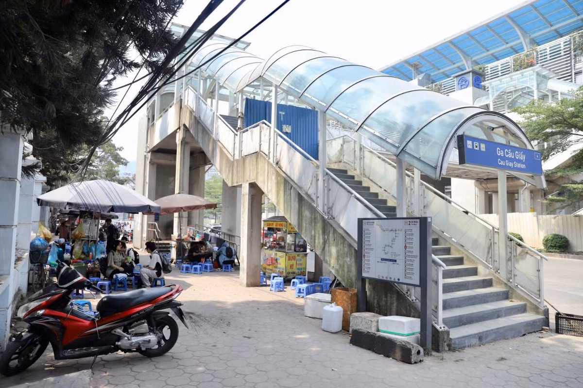 Nhung hinh anh nhech nhac tren tuyen duong sat Nhon - Ga Ha Noi-Hinh-5