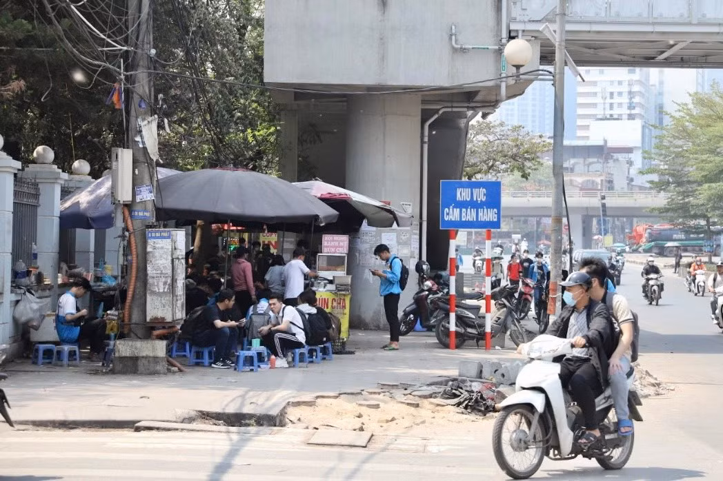 Nhung hinh anh nhech nhac tren tuyen duong sat Nhon - Ga Ha Noi-Hinh-2