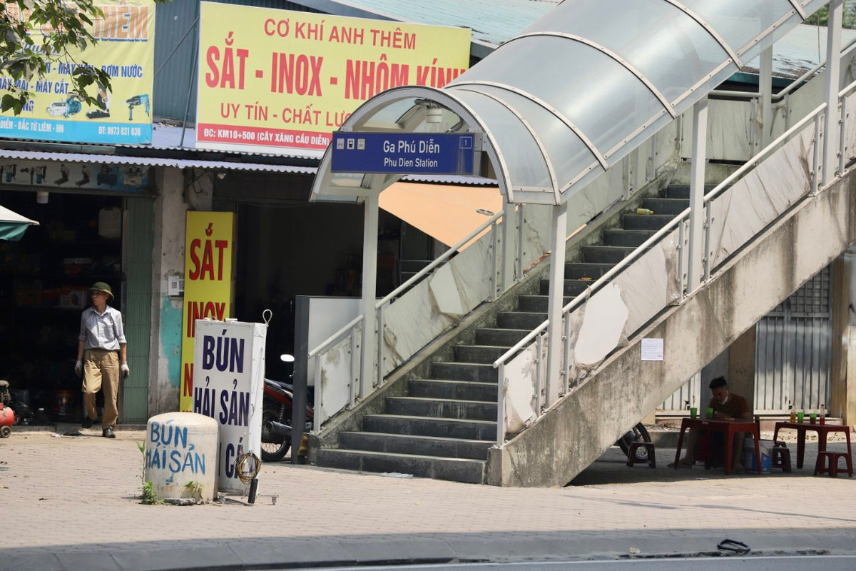 Những hình ảnh nhếch nhác trên tuyến đường sắt Nhổn - Ga Hà Nội - Hình 7 Nhung hinh anh nhech nhac tren tuyen duong sat Nhon - Ga Ha Noi-Hinh-7