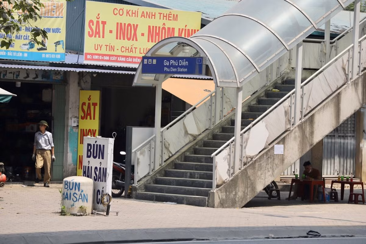 Nhung hinh anh nhech nhac tren tuyen duong sat Nhon - Ga Ha Noi-Hinh-7