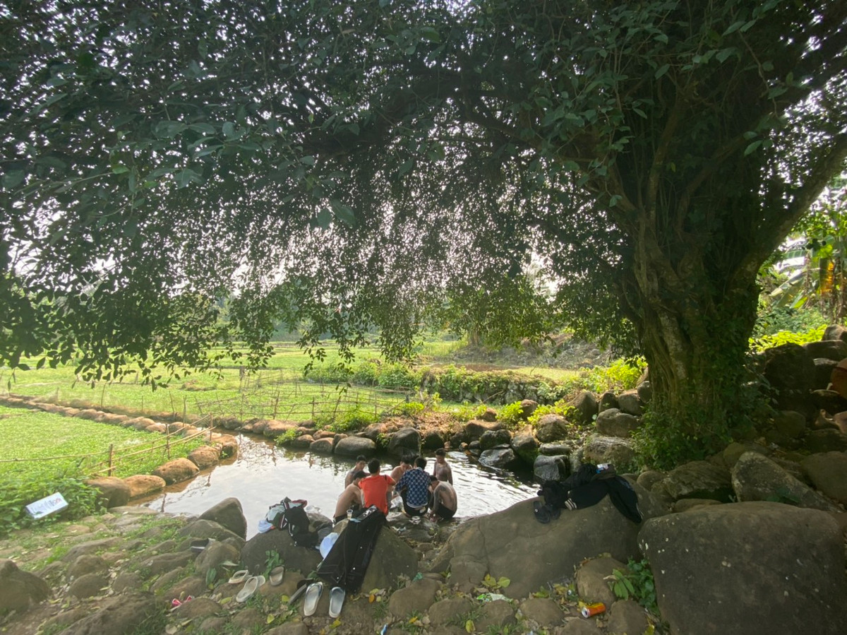 Khu vực giếng Gai được một gốc cây cổ thụ mọc phía trên tỏa bóng che mát cả một vùng. Đang là thời điểm giữa trưa nắng nóng nên giếng Gai có khá đông bạn trẻ đến tắm.