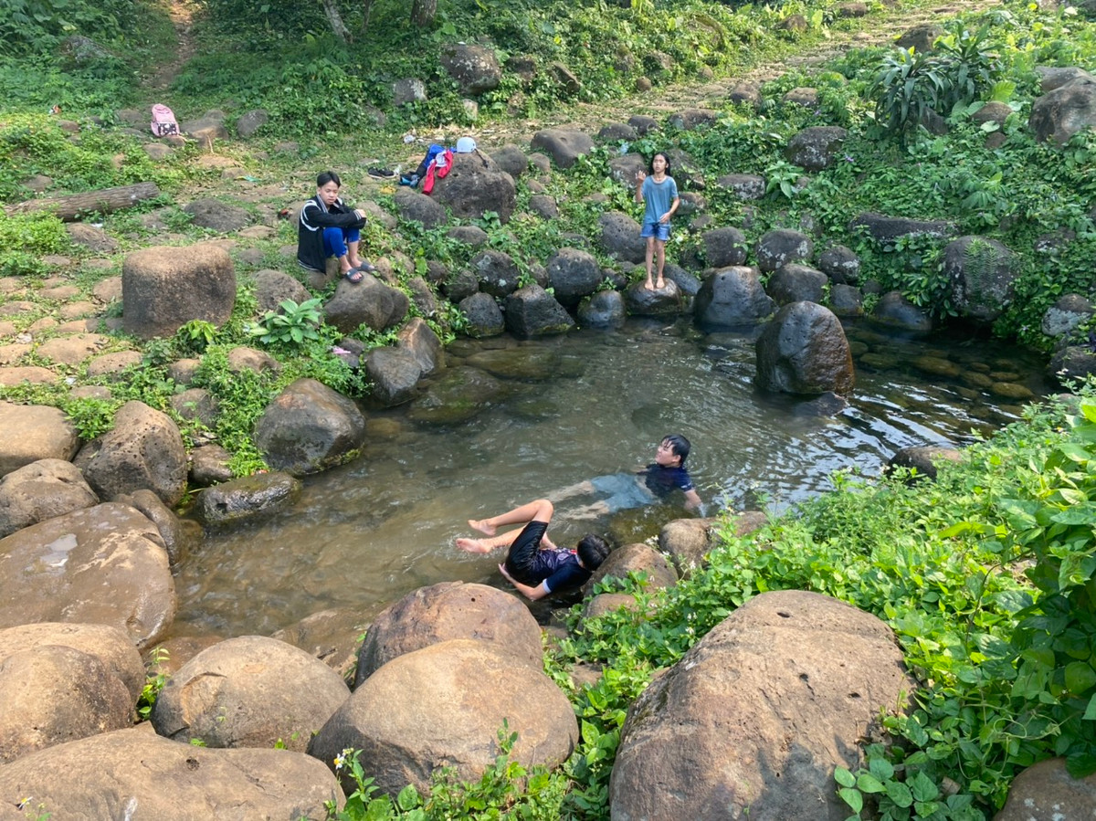 Tại khu vực giếng Ông và giếng Bà cũng đang có nhiều em nhỏ tới tắm mát. Ngoài dòng nước mát, trong lành thì theo quan sát của PV hệ thống giếng ở đây nước không sâu nên khá an toàn cho mọi người nhất là các em nhỏ.