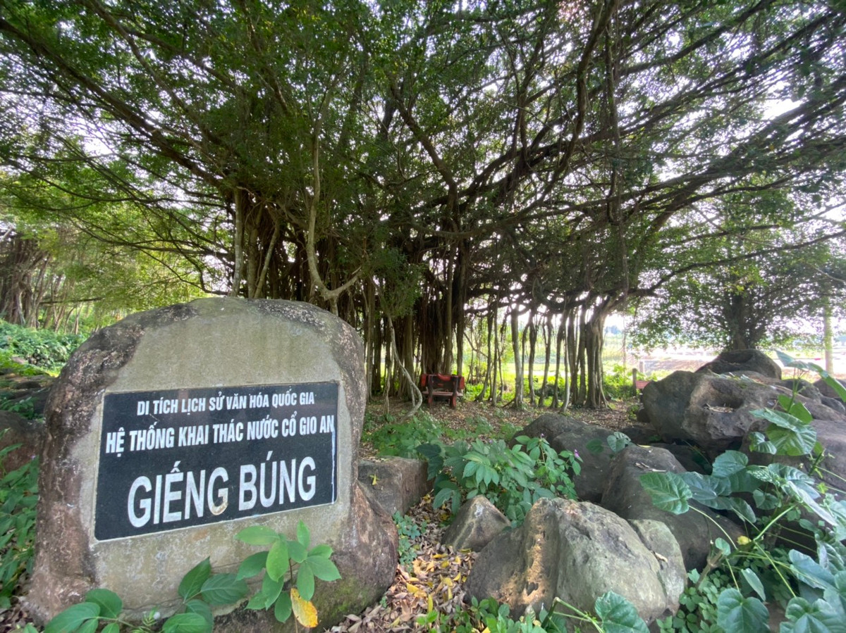 Tại khu vực giếng Búng có một gốc cây cổ thụ, phía trên giếng là đình làng An Nha. Điều đặc biệt là nước ở giếng Búng chỉ được người dân sử dụng cho việc làm lễ trong đình, tuyệt đối không dùng để tắm hay giặt đồ.