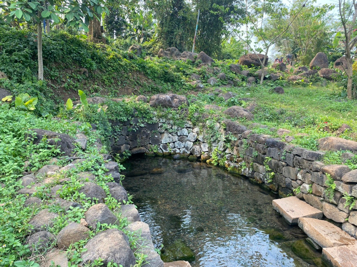 Dòng nước mát lành ở hệ thống giếng cổ Gio An cứ mãi tuôn chảy suốt hàng ngàn năm qua không bao giờ cạn. Những phiến đá xếp xung quanh giếng vẫn kiên cố, giữ nguyên hiện trạng kiến trúc xây dựng thời xưa. Dòng nước chảy ra từ giếng sạch, mát lành có thể uống được ngay.