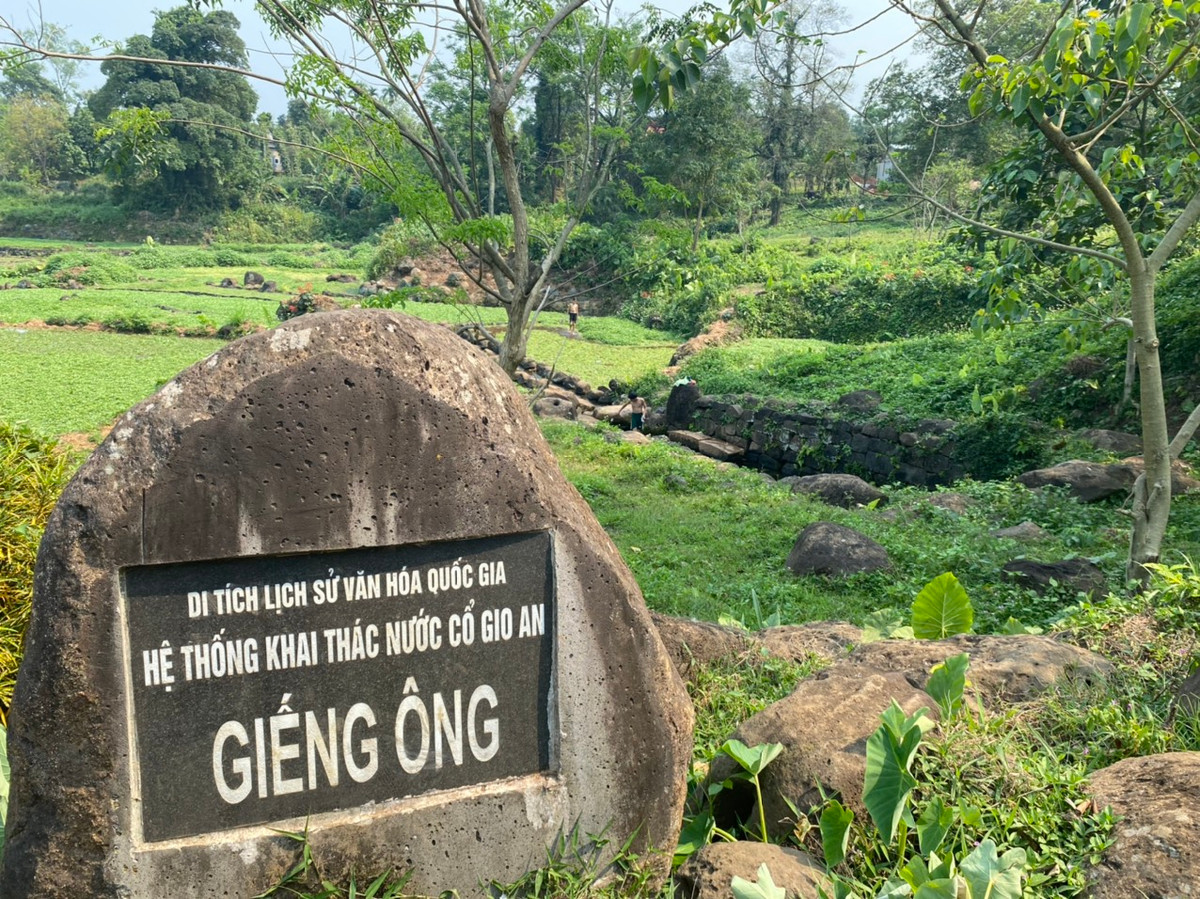 Kế bên giếng Gai là giếng Ông và giếng Bà. Điều thú vị là giếng Ông và giếng Bà có vị trí gần nhau hơn.