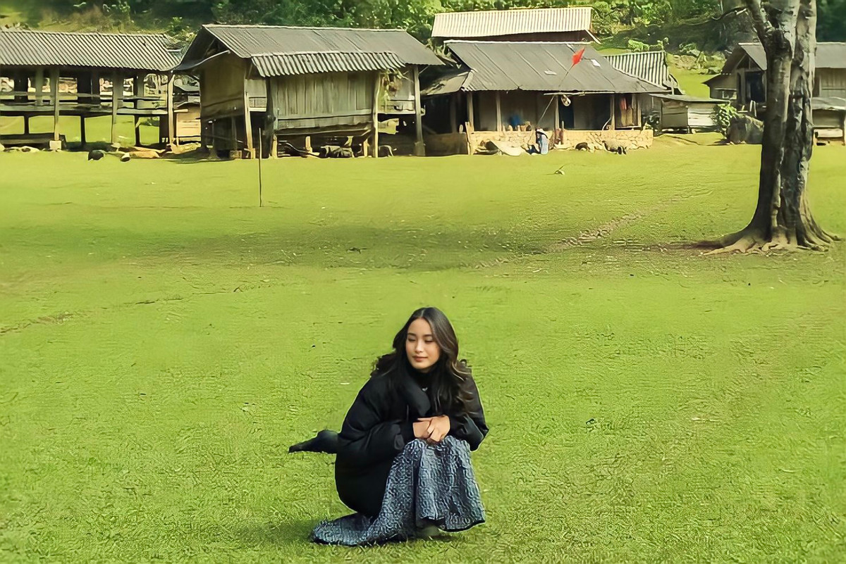 Phùng Hiền chia sẻ: Bọn mình đi trải nghiệm rất nhiều nơi ở nhiều vùng miền trên đất nước, nhưng chuyến đi Hang Táu lần này đã để lại nhiều ấn tượng và kỷ niệm nhất. Quang cảnh ở đây thực sự sẽ làm hài lòng bất cứ ai. Đồng bào ở đây sống không hàng quán, không khói bụi, không ồn ào... Chỉ có những ngôi nhà sàn gỗ đơn sơ, tiếng chim hót, đồng cỏ xanh, cây cối và các loại gia súc, gia cầm. Tất cả giống như một bức tranh, một thế giới riêng biệt của con người nơi đây vậy.