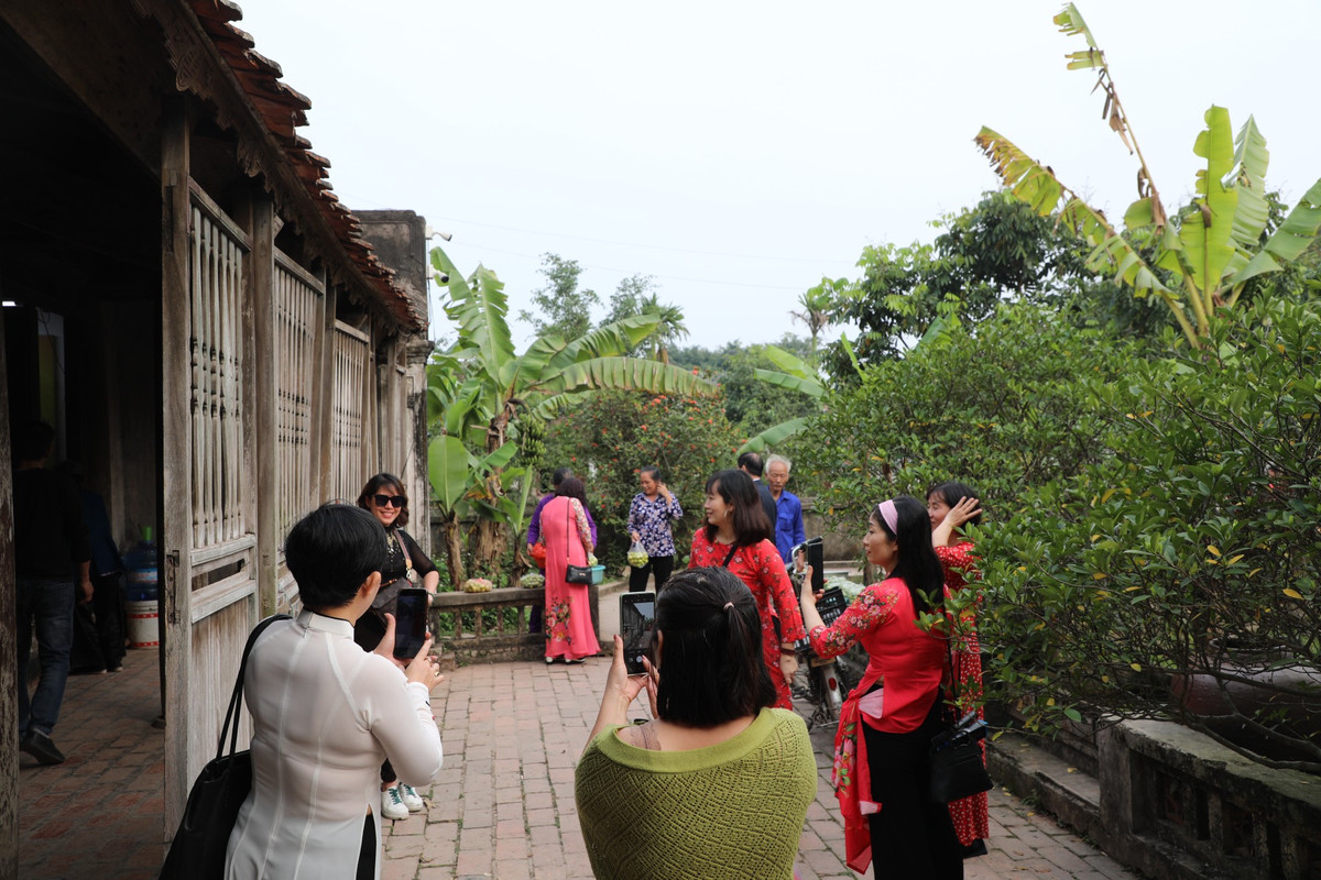 Trải qua hơn 100 năm thăng trầm, dù từng là nguyên mẫu cho nhà Bá Kiến, nơi xảy ra vụ án mạng kinh hoàng trong tác phẩm Chí Phèo, nhưng ngày nay ngôi nhà hiền lành nằm giữa vườn tược xanh mướt và trở thành địa điểm du lịch.