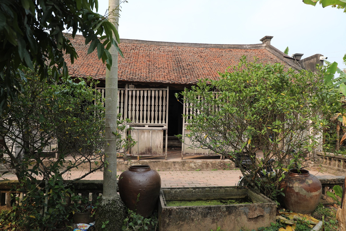 Nhà Bá Kiến được xây dựng vào năm 1910, tọa lạc trên một khu đất rộng chừng 900m2, xưa gọi là làng Đại Hoàng (xã Hòa Hậu, huyện Lý Nhân, tỉnh Hà Nam), nay thuộc xóm 11, thôn Nhân Hậu, Hòa Hậu, Lý Nhân, Hà Nam và được biết đến với cái tên làng Vũ Đại. Đến thời điểm hiện tại căn nhà đã có lịch sử khoảng 113 năm tuổi, nhưng vẫn đứng vững trước thời gian. 