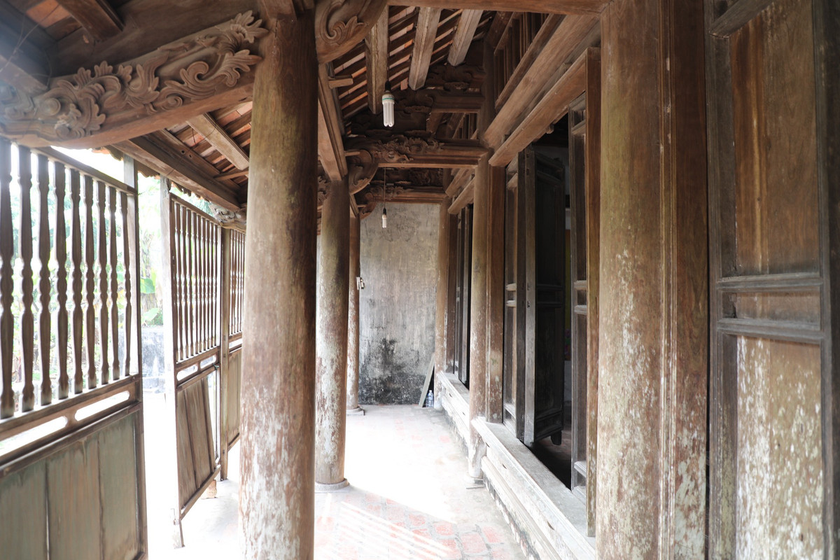 Trông thì đơn giản thế, nhưng điểm nhấn của ngôi nhà là lối kiến trúc đặc sắc với cột kèo chạm khắc tinh xảo những hoa lá, đầu rồng... mềm mại như rồng bay, phượng múa. Nhà Bá Kiến được xây theo nét kiến trúc đậm chất Bắc Bộ với 3 gian truyền thống, gồm 4 hàng cột và 16 cây cột lim. Toàn bộ nhà được xây cất từ gỗ lim ta Thanh Hóa. Những cây cột còn rắn chắc dù đã trải qua mưa nắng hơn 100 năm.