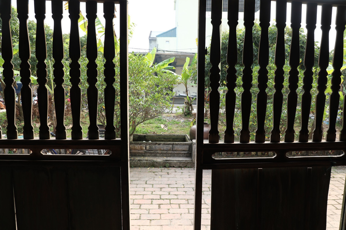 Hàng mành trước cửa cũng được các thợ mộc chế tạo tinh xảo, cân đối, đều tăm tắp. Theo quan sát, các công trình bằng gỗ của căn nhà vẫn chưa có dấu hiệu bị mục nát.