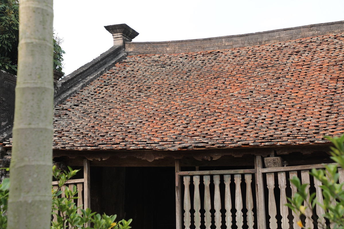 Trải qua hàng trăm năm nhưng phần mái ngói ta rêu phong của căn nhà chưa từng bị dột hay tu sửa lần nào.