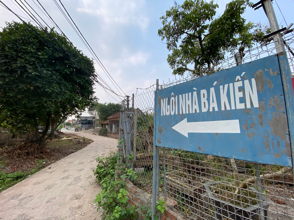 Về làng Đại Hoàng (xã Hòa Hậu, huyện Lý Nhân, tỉnh Hà Nam), nếu không có biển chỉ dẫn hay hỏi thăm dân làng thì khó mà tìm được ngôi nhà Bá Kiến. Bởi khác với hình dung về nhà Bá Kiến trong tác phẩm Chí Phèo của nhà văn Nam Cao, ngôi nhà giờ lọt thỏm giữa những nhà mới xây.