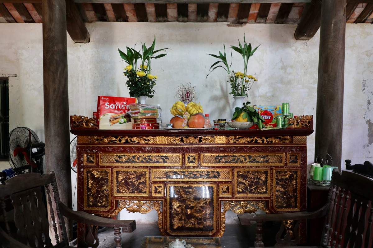 Bà Trần Thị Ngà (56 tuổi), người trông coi căn nhà Bá Kiến cho biết: “Ở thời kỳ hoàng kim nhất, ngôi nhà có đầy đủ các món đồ như câu đối đỏ, tấm hoành phi, tranh rồng phượng… Nhưng trải qua hàng trăm năm, ngôi nhà truyền tay nhiều đời chủ mà những đồ vật ấy bị bán dần, mai một. Thậm chí, từng có thời điểm căn nhà này suýt bị ‘khai tử’, may mắn sau đó chính quyền can thiệp kịp thời mới giữ được”.