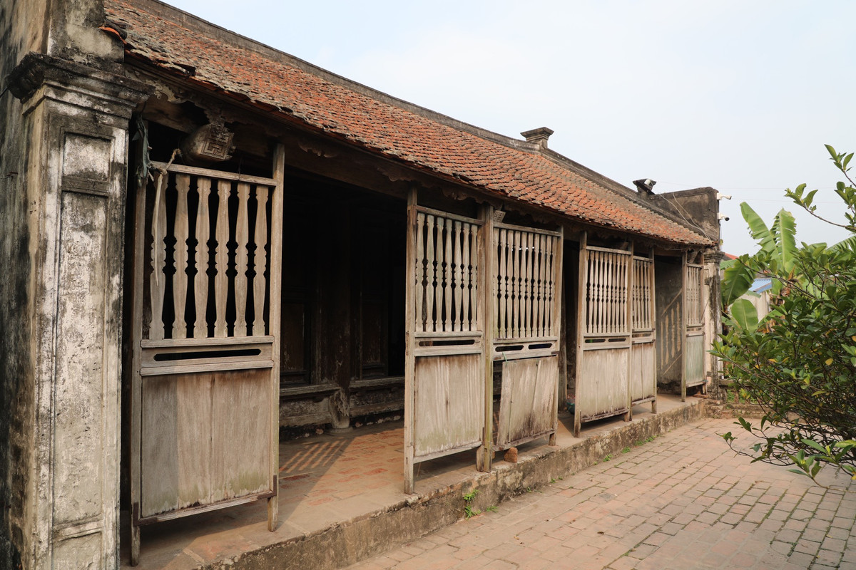 Theo người dân nơi đây kể lại, ngôi nhà của Bá Kiến được xây vào năm 1910 bởi hơn 20 người thợ mộc ở phủ Lý Nhân trong vòng 1 năm. Chủ nhân đầu tiên của căn nhà này là cụ Trần Duy Hạnh - một thương lái giàu có nức tiếng trong vùng.