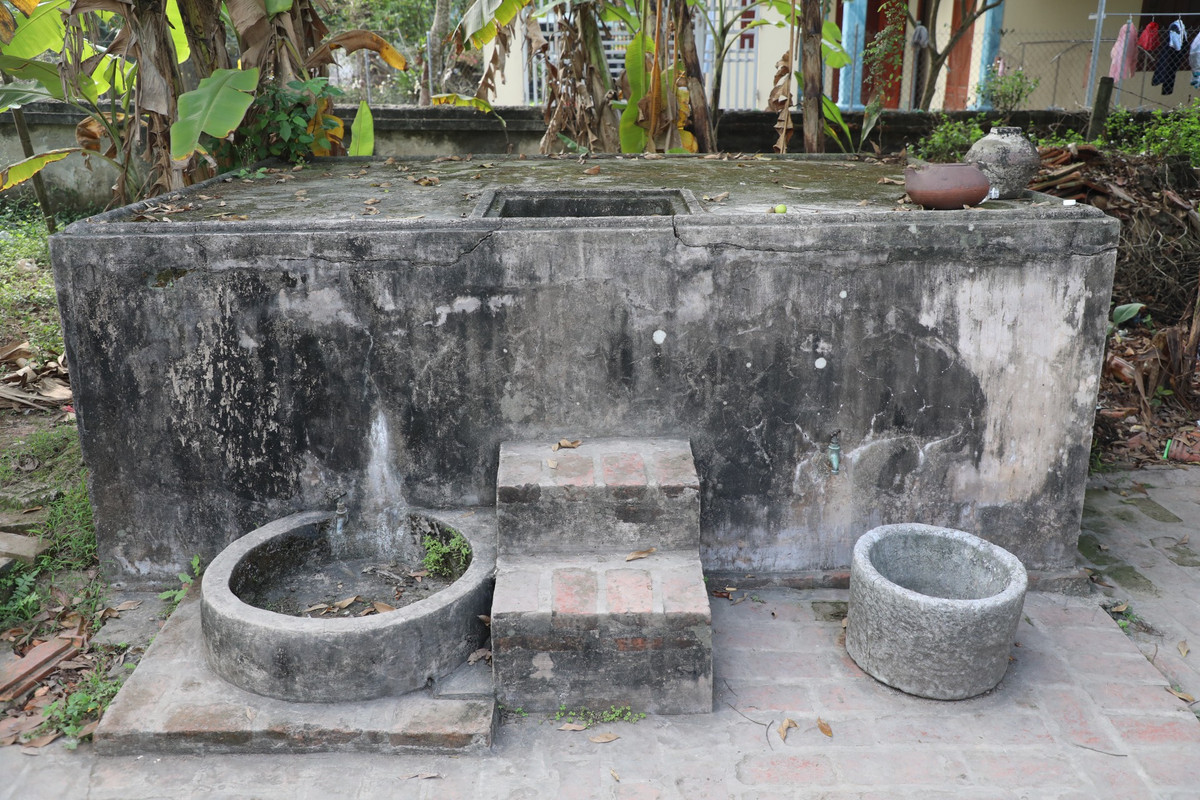 Góc sân là khu vực bể nước vẫn được giữ khá nguyên vẹn dù không còn được sử dụng nữa.