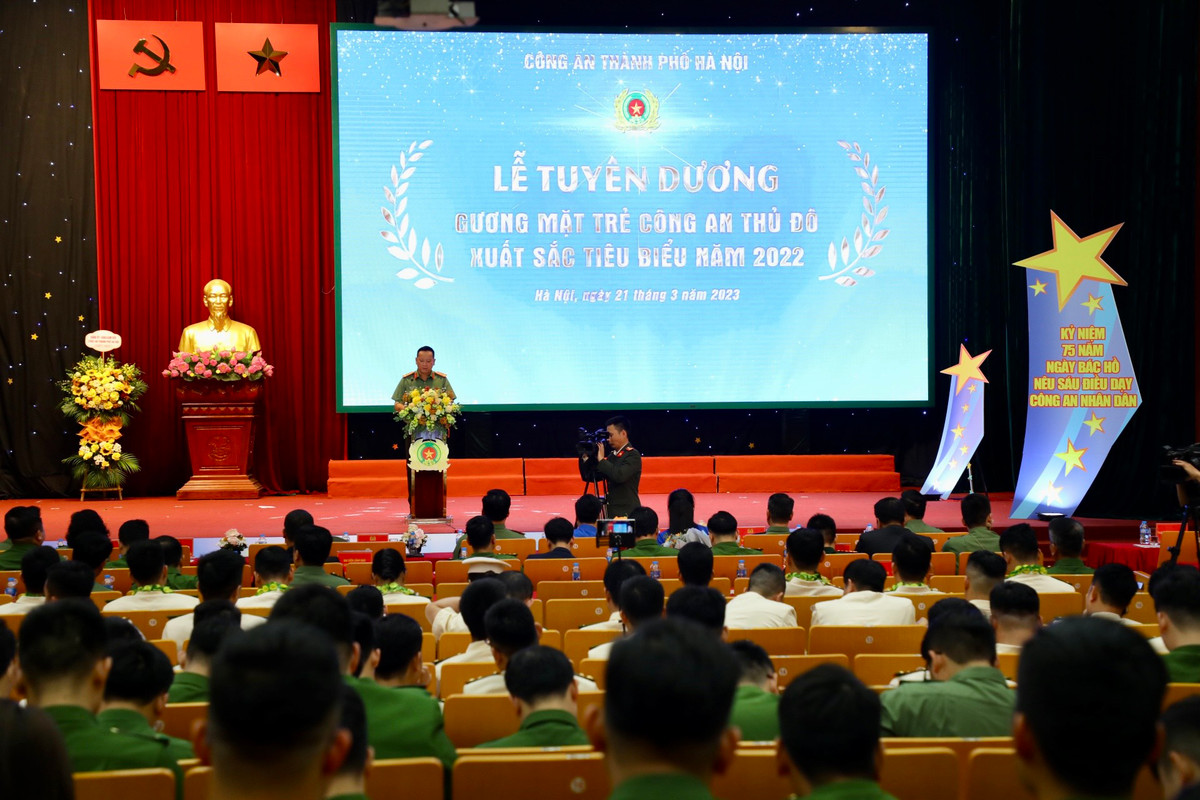 Công an Thủ đô tuyên dương 12 gương mặt trẻ xuất sắc tiêu biểu Cong an Thu do tuyen duong 12 guong mat tre xuat sac tieu bieu