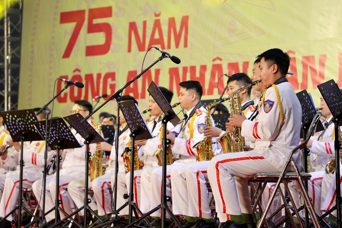 Chương trình nghệ thuật “75 năm Công an nhân dân khắc ghi lời Bác“ - Hình 2 Chuong trinh nghe thuat “75 nam Cong an nhan dan khac ghi loi Bac“-Hinh-2
