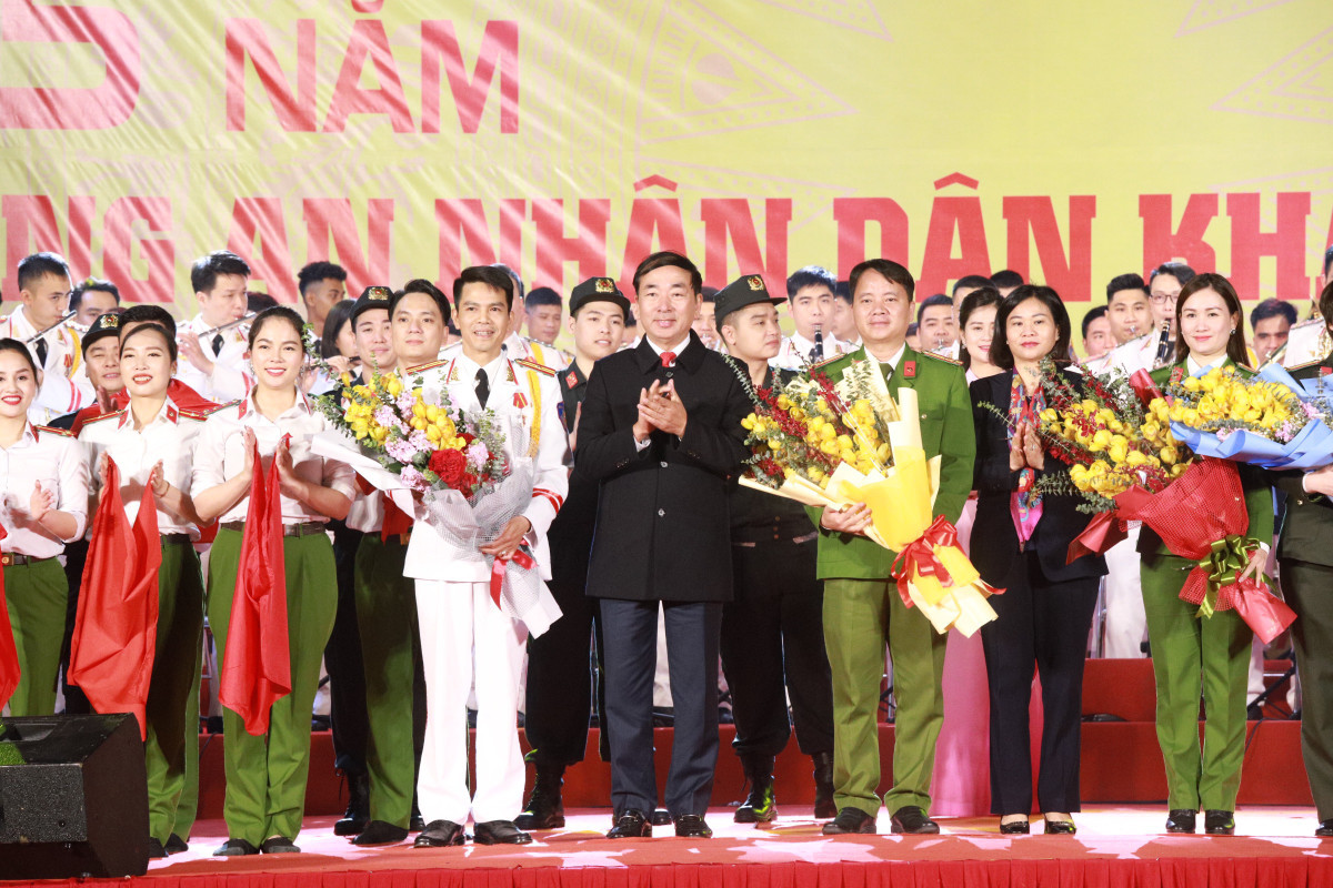 Chương trình nghệ thuật “75 năm Công an nhân dân khắc ghi lời Bác“ - Hình 4 Chuong trinh nghe thuat “75 nam Cong an nhan dan khac ghi loi Bac“-Hinh-4