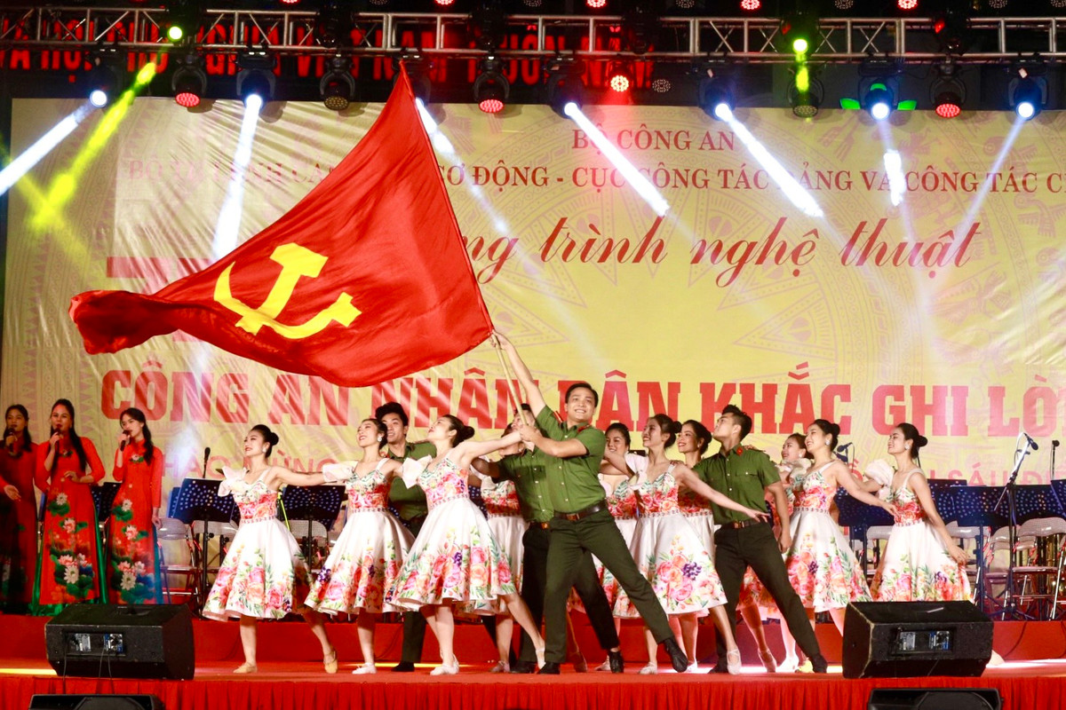 Chương trình nghệ thuật “75 năm Công an nhân dân khắc ghi lời Bác“ - Hình 3 Chuong trinh nghe thuat “75 nam Cong an nhan dan khac ghi loi Bac“-Hinh-3