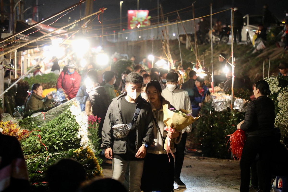 Thời điểm cận ngày Quốc tế Phụ nữ 8/3 cũng là khoảng thời gian chợ hoa sôi động nhất. Theo ghi nhận của PV vào tối mùng 7, lượng khách và thương lái đổ về chợ Quảng Bá nườm nượp. Hàng trăm loài hoa khác nhau với nhiều màu sắc, chủng loại, nhiều loại hoa được mang từ Đà Lạt hay thậm chí nhập từ nước ngoài.