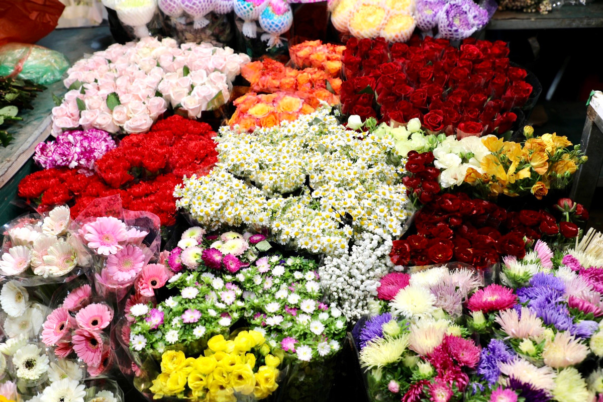 Theo khảo sát của PV một số loại hoa nổi bật: Hoa hồng Đà Lạt có giá 200.000 đồng/bó; hoa mẫu đơn 200 – 300.000 đồng/bó; hoa đồng tiền 120.000 đồng/bó…